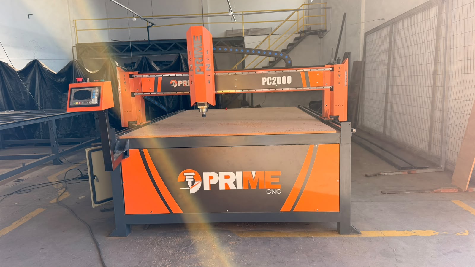 Router CNC PRIME em ambiente industrial